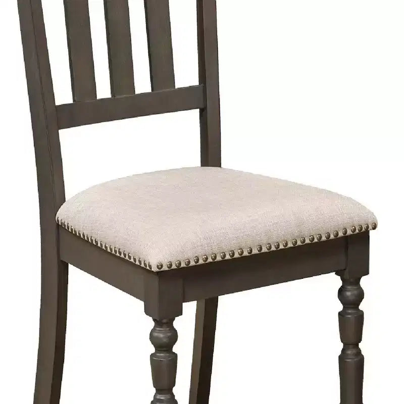 Set di 2 sedie da pranzo imbottite con borchie e gambe intagliate | Beige