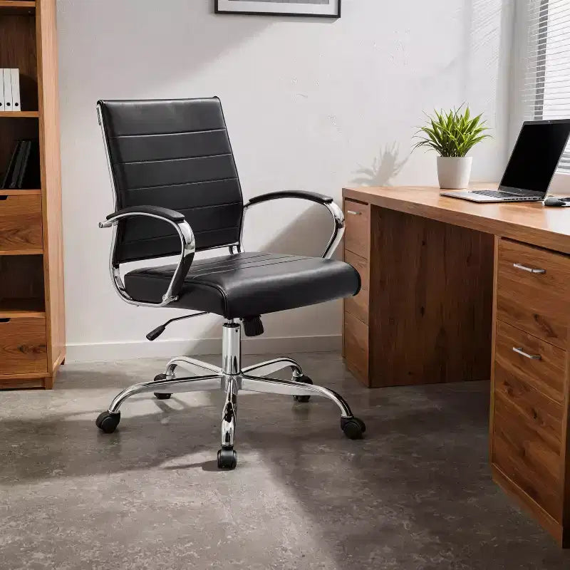 Sedia da ufficio direzionale a coste in pelle Mid-Century con base cromata | Girevole e reclinabile