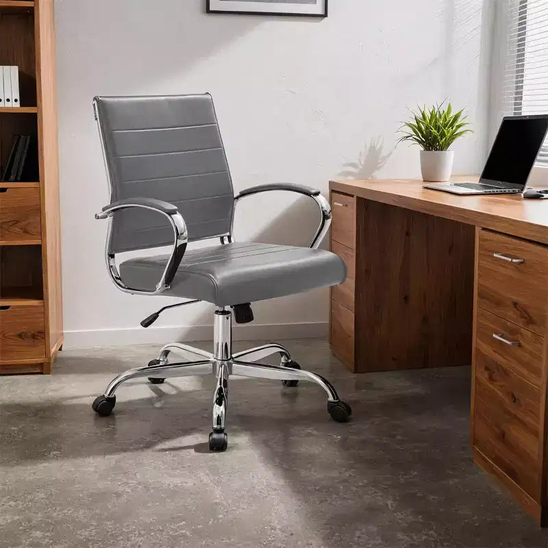 Sedia da ufficio direzionale a coste in pelle Mid-Century con base cromata | Girevole e reclinabile