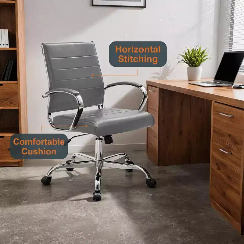 Sedia da ufficio direzionale a coste in pelle Mid-Century con base cromata | Girevole e reclinabile
