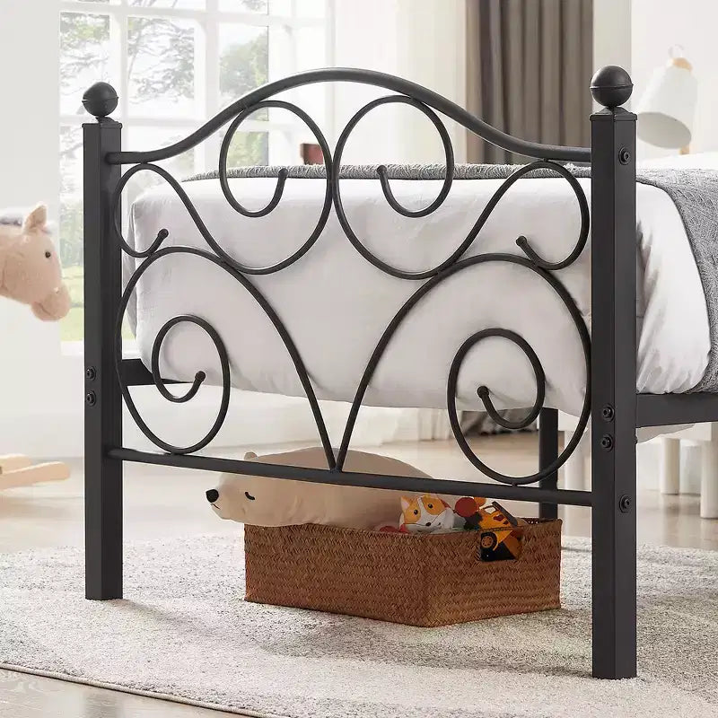 Struttura letto in metallo a volute con testiera e pediera