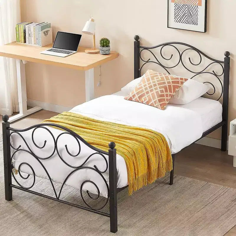 Struttura letto in metallo a volute con testiera e pediera