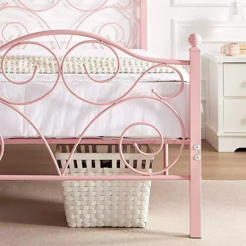 Struttura letto in metallo a volute con testiera e pediera