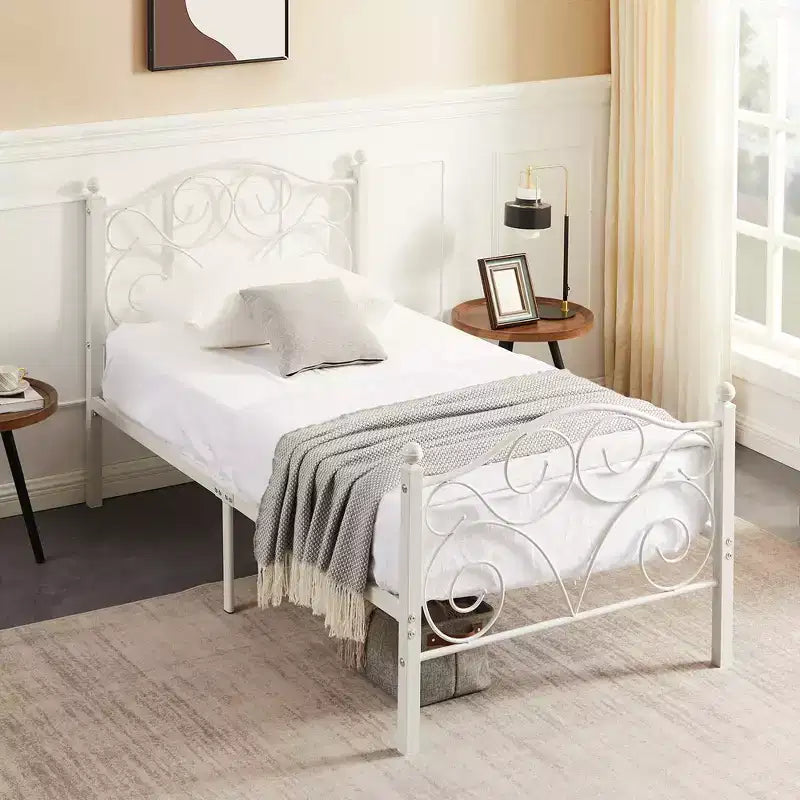 Struttura letto in metallo a volute con testiera e pediera