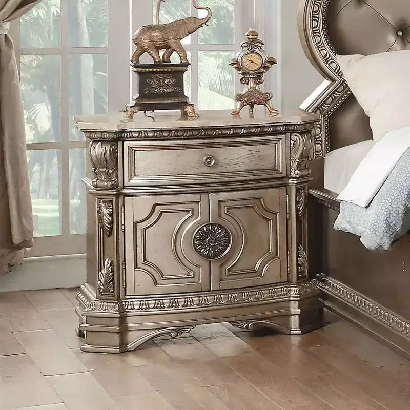 Comodino da 76 cm con cassetto e anta in argento | Tavolo da camera in legno di gomma