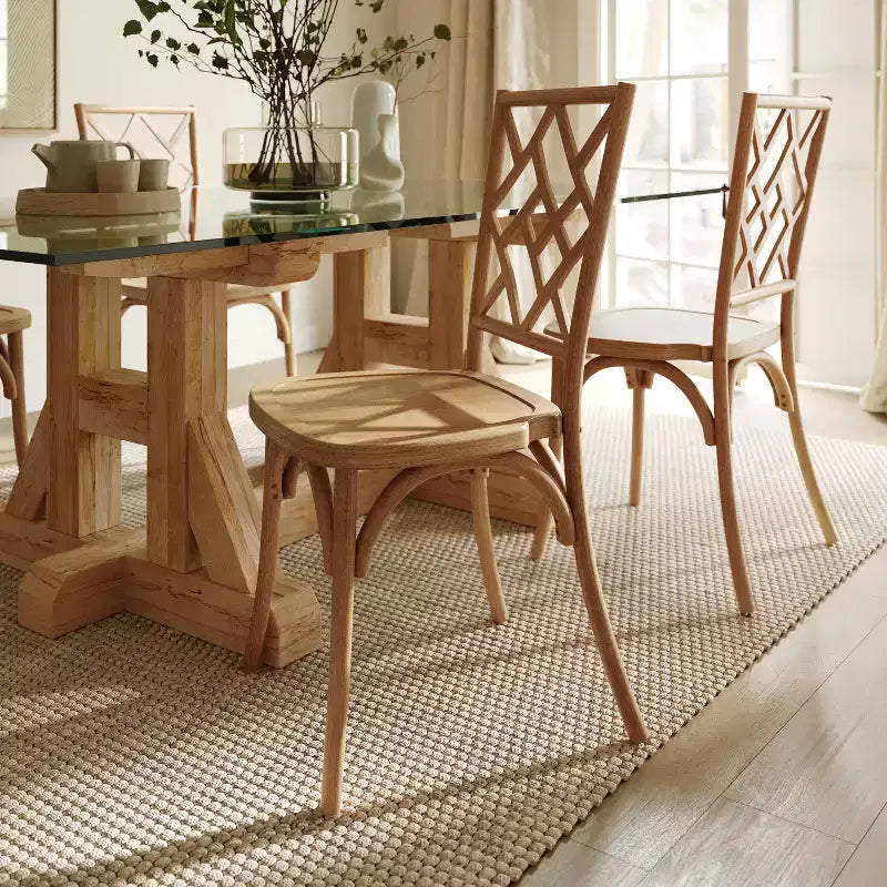 Sedia da pranzo impilabile in legno massello di qualità commerciale con dettagli intricati sullo schienale