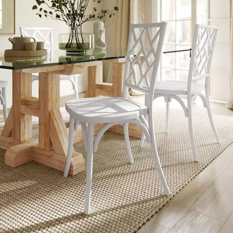 Sedia da pranzo impilabile in legno massello di qualità commerciale con dettagli intricati sullo schienale