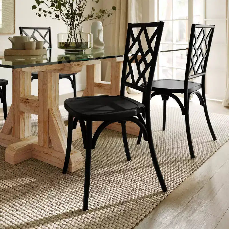 Sedia da pranzo impilabile in legno massello di qualità commerciale con dettagli intricati sullo schienale