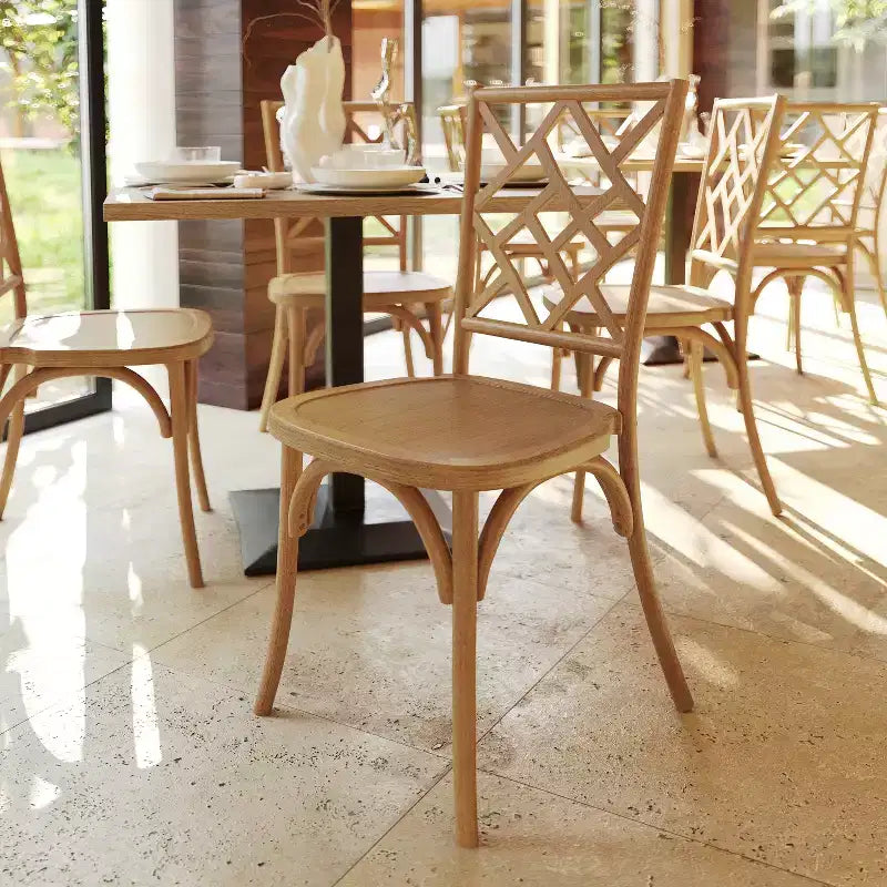 Sedia da pranzo impilabile in legno massello di qualità commerciale con dettagli intricati sullo schienale