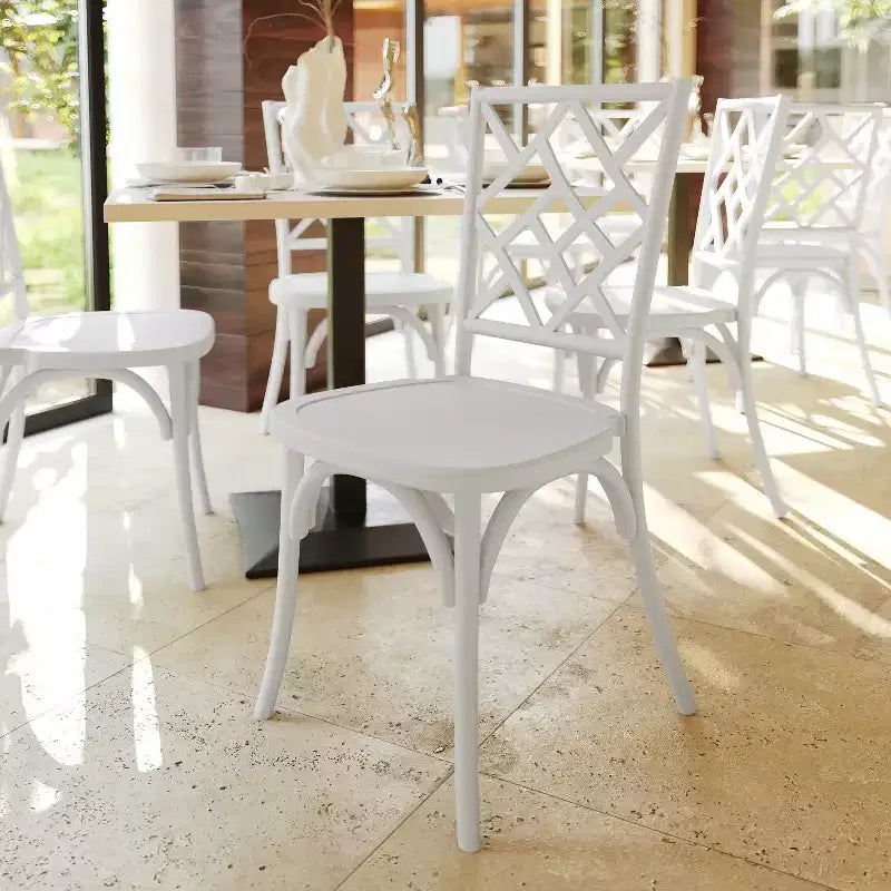 Sedia da pranzo impilabile in legno massello di qualità commerciale con dettagli intricati sullo schienale