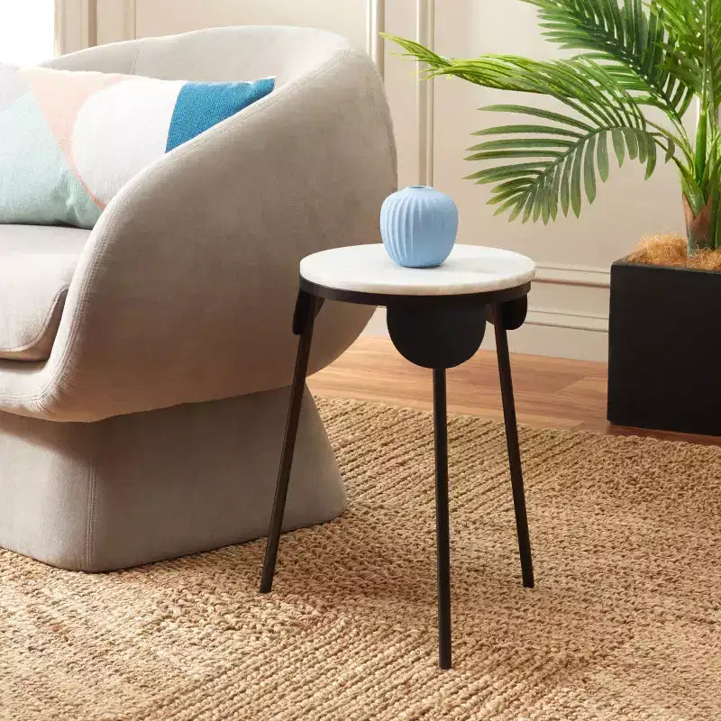 Tavolino d'appoggio rotondo in marmo bianco con gambe in ferro nero a stiletto | Moderno Bauhaus