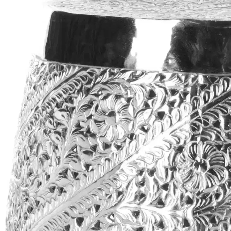 Sgabello d'accento in alluminio inciso, colore nichel | Tavolino moderno