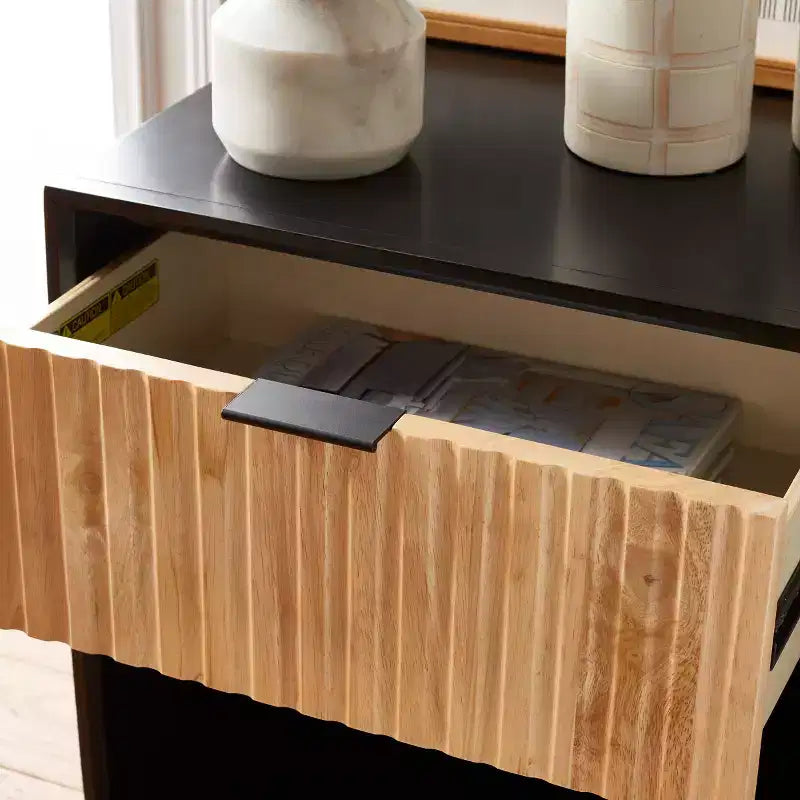Comodino moderno con 1 cassetto e ripiano aperto | Cassetto in legno intagliato e struttura in metallo