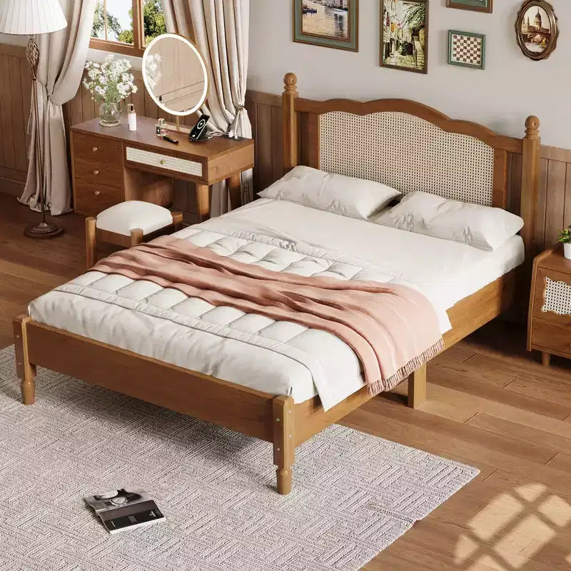 Letto a piattaforma in legno Queen/Full con testiera in rattan naturale