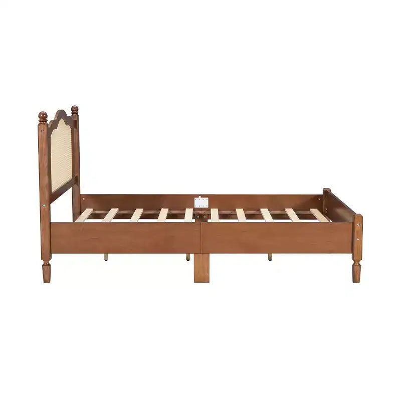 Letto a piattaforma in legno Queen/Full con testiera in rattan naturale
