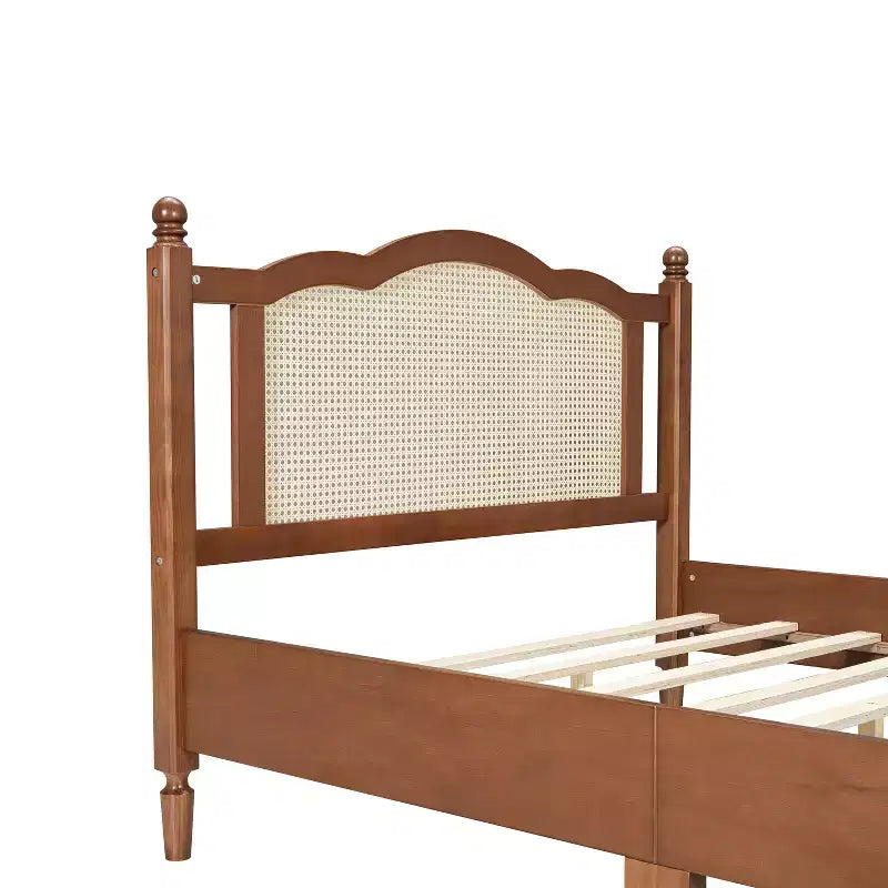 Letto a piattaforma in legno Queen/Full con testiera in rattan naturale