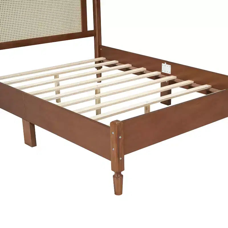 Letto a piattaforma in legno Queen/Full con testiera in rattan naturale