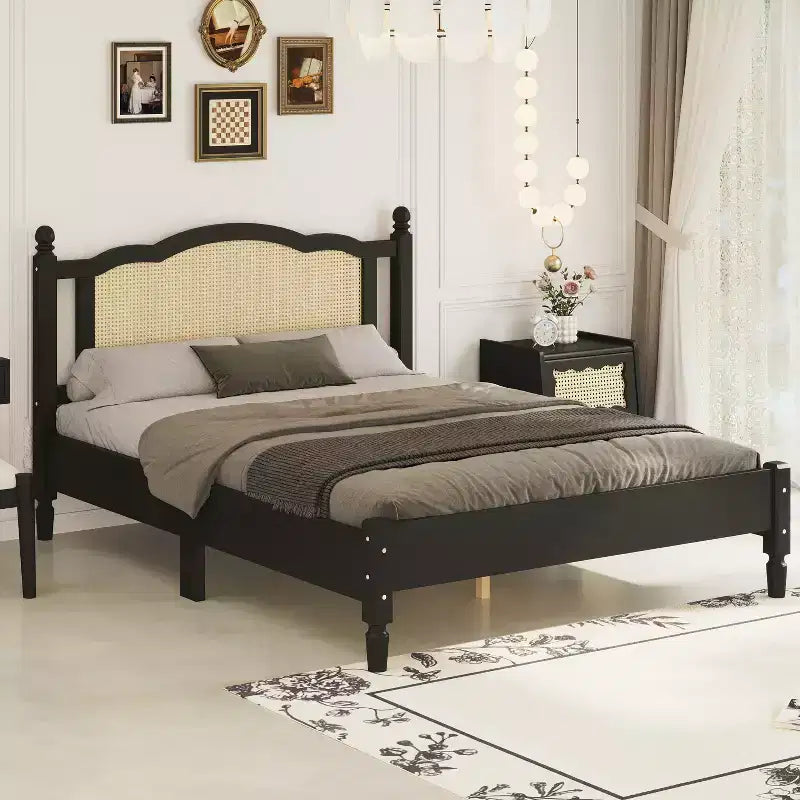 Letto a piattaforma in legno Queen/Full con testiera in rattan naturale