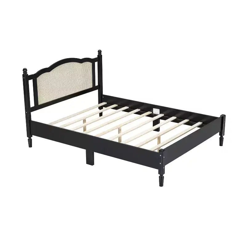 Letto a piattaforma in legno Queen/Full con testiera in rattan naturale