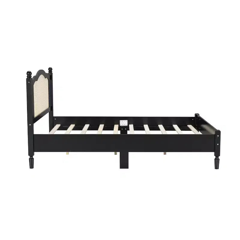 Letto a piattaforma in legno Queen/Full con testiera in rattan naturale