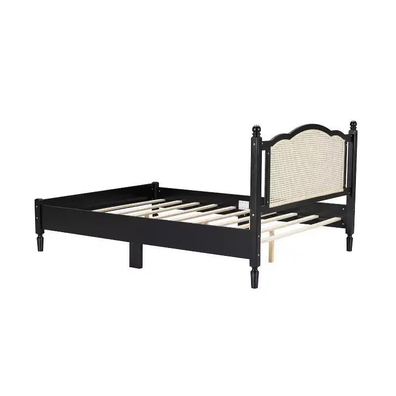 Letto a piattaforma in legno Queen/Full con testiera in rattan naturale