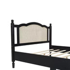 Letto a piattaforma in legno Queen/Full con testiera in rattan naturale