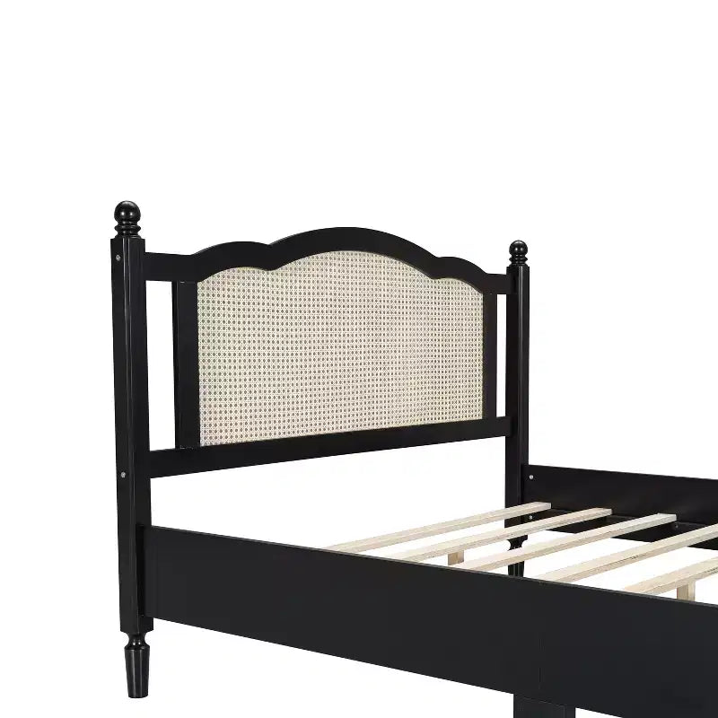 Letto a piattaforma in legno Queen/Full con testiera in rattan naturale