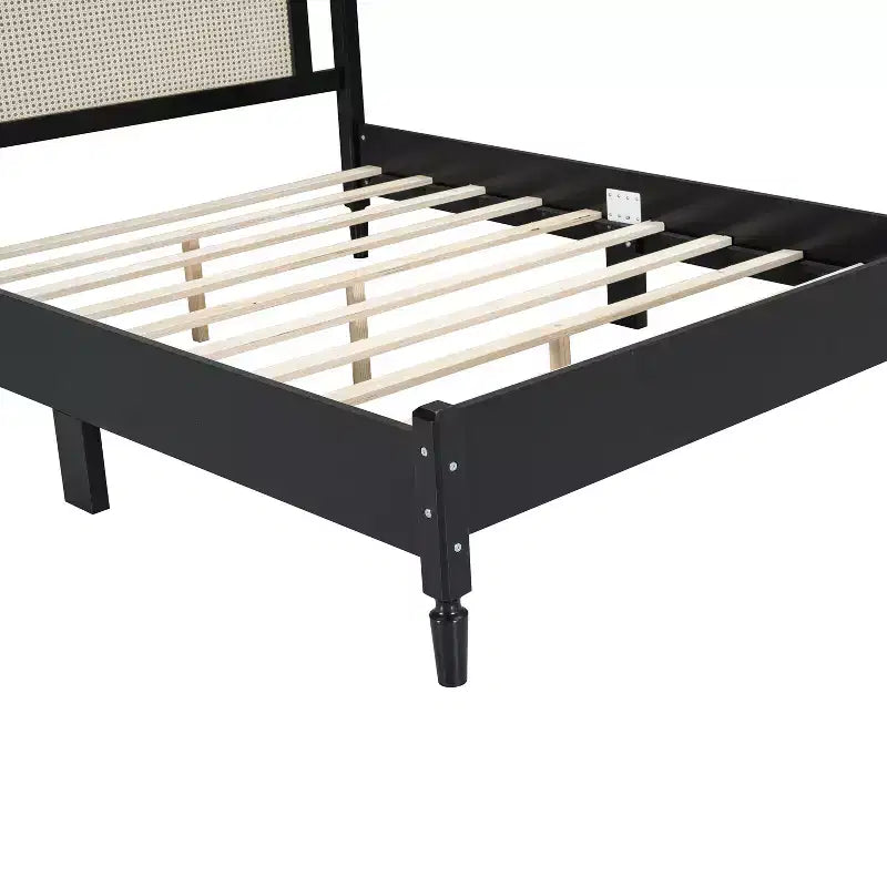 Letto a piattaforma in legno Queen/Full con testiera in rattan naturale